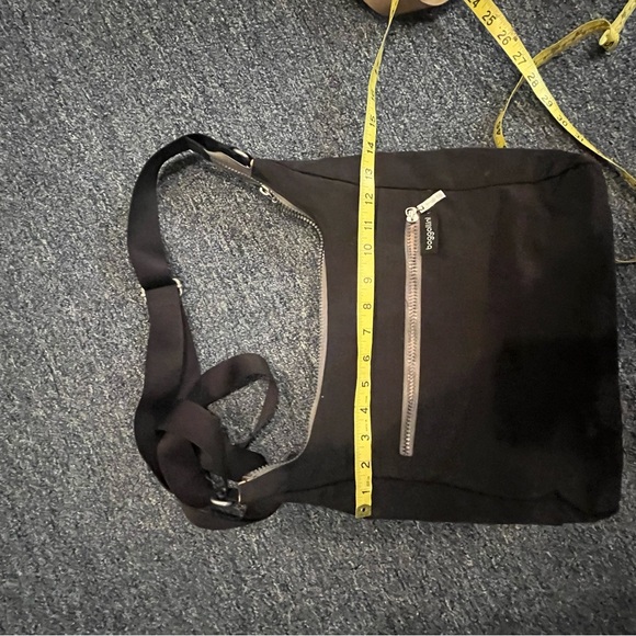 Baggallini black crossbody GUC - #103 - Picture 3 of 4